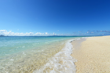 美しい砂浜に打ち寄せる波
