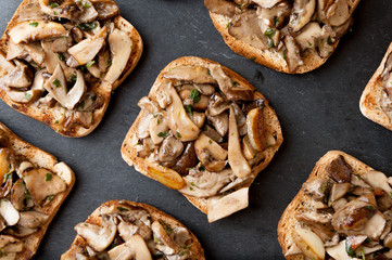 Crostini ai funghi porcini