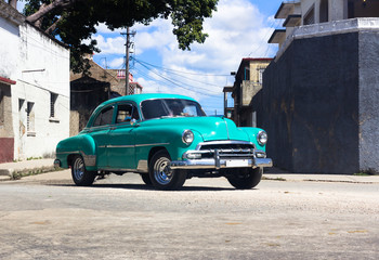 Kubanischer Oldtimer fährt auf der Strasse
