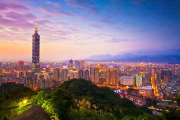 Obraz premium Panoramę miasta Tajpej o zachodzie słońca ze słynnym Taipei 101