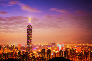 Naklejka premium Panoramę miasta Tajpej o zachodzie słońca ze słynnym Taipei 101