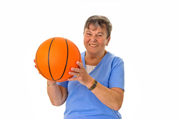 Seniorin spielt Basketball