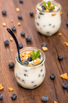 Joghurt mit Heidelbeeren und Cantuccini