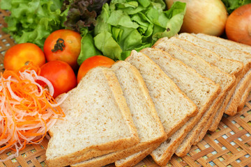 Fresh vegetables salad with whole wheat bread.