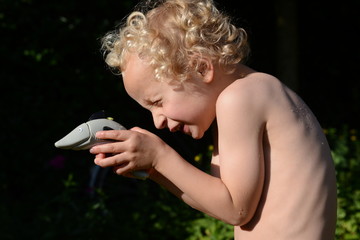 Kinder spielen im Garten