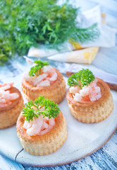 tartalets with shrimps