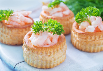 tartalets with shrimps