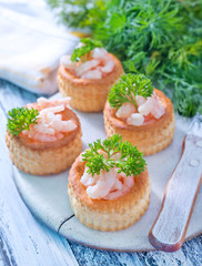 tartalets with shrimps
