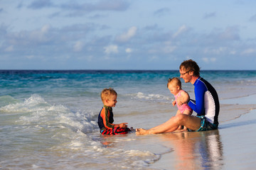 Obraz premium Father and kids on sea vacation