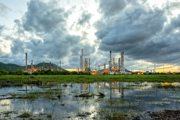 Fototapeta premium Oil refinery at sunrise