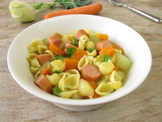 Nudelsuppe mit Würstchen