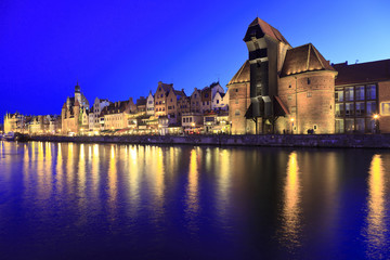Obraz premium Old Town Gdansk by night, Zuraw, Dlugie Pobrzeze - Poland