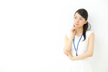 悩むビジネスウーマン