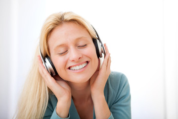 Fototapeta premium Portrait of a young attractive woman listenning music