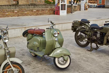Poster Old Vintage green motorcycle on the streets © KLARISSA SAN