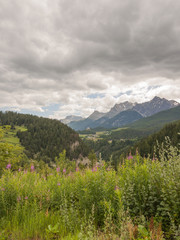 Fototapeta na wymiar Scuol, Tarasp, Dorf, Schweizer Alpen, Unwetter, Sommer
