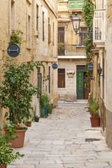 Fototapeta na wymiar cobbled street in valetta old town malta