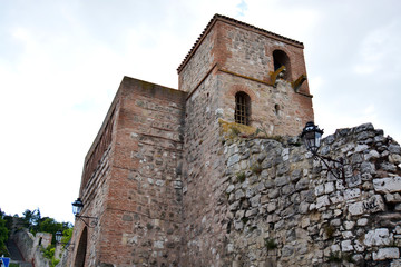 Fototapeta na wymiar torre y muralla de piedra del arco de san esteban en burgos