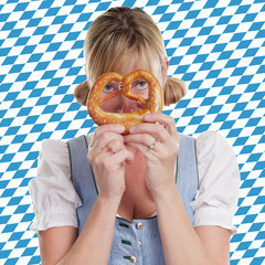 Dirndl blickt durch Brezel