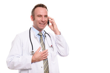 Selbstbewusster männlicher Arzt telefoniert