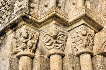 Fototapeta na wymiar Capitéis (direita) do portal românico da igreja de Fonte Arcada
