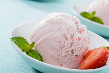 Gelato alla fragola, close-up, fuoco selettivo