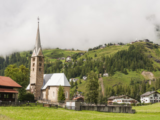 Fototapeta na wymiar Bergün, Dorf, Kirche, Alpen, Graubünden, Sommer, Schweiz