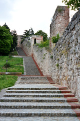 Fototapeta na wymiar escaleras junto a la muralla del castillo de burgos