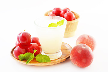 新鮮な果物とジュース