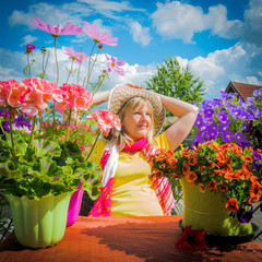 Frau auf dem Balkon mit schönen Blumen
