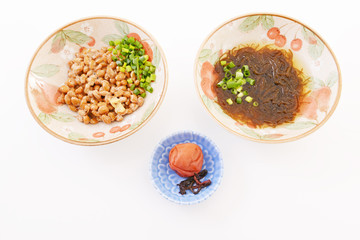 小皿に入れた納豆とモズク