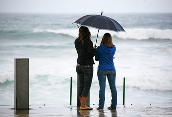 pareja de chicas con paraguas mirando al mar zarautz país vasco 2971-f14