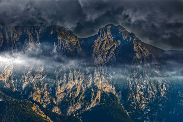 Obrazy na Szkle  Widok na masyw Giewontu pokryty ciemnymi chmurami