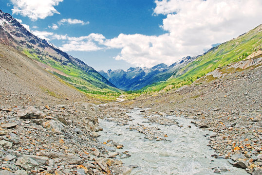 Blick vom Langgletscher ins weite L&ouml;tschental im Wallis/Schweiz