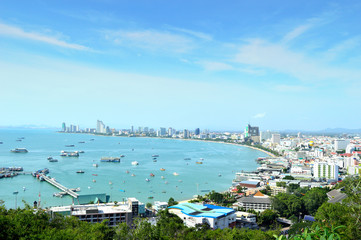Fototapeta na wymiar Beautiful gulf and city landscape of Pattaya, Thailand