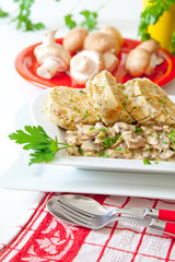 Serviettenknödel mit Champignonsauce