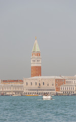 Fototapeta na wymiar Venedig, historische Altstadt, Canale, Markusturm, Italien