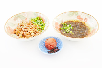 小皿に入れた納豆とモズク