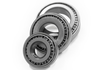 Подшипники на белом фоне