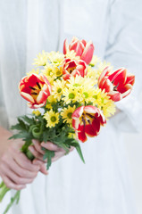 チューリップと菊の花束　花束　女性