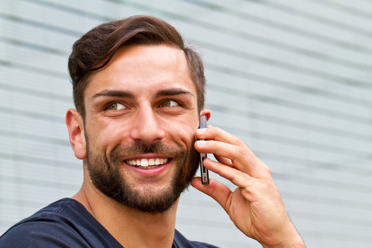 Junger, moderner Mann beim Telefonieren