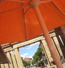 Obraz premium Blick unterm Sonnenschirm hervor aufs Obere Tor in Öhringen