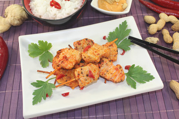 asiatische Satè-Spieße mit Chili und Reis
