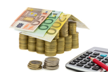 Haus aus M&uuml;nzen mit Taschenrechner