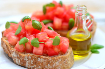 beuschetta z pomidorami, bazyliąi oliwą