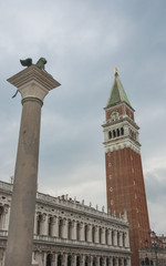 Fototapeta na wymiar Venedig, Altstadt, Löwendenkmal, Markusturm, Piazza, Italien