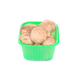 Champignon mushrooms in a green box.