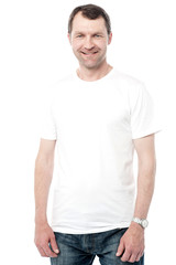 Fototapeta premium Zrelaksowany mężczyzna w średnim wieku pozuje niedbale