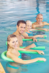 Leute machen Aquafitness als Rückentraining
