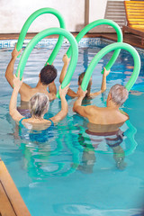 Leute im Kurs machen Aquafitness im Schwimmbad
